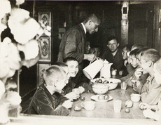 Diakon mit Kindern der Karlshöhe, um 1920